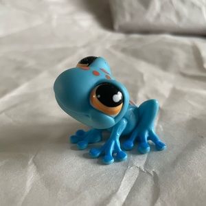 Littlest Pet Shop Blue frog with Red spots